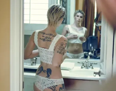 Брутал подглядывает за татуированной девкой в ванной перед сексом