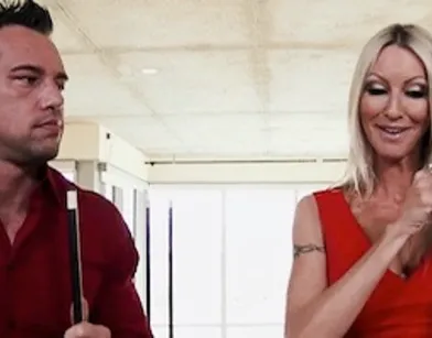 Страшная зрелая тетка решила наказать пацана в бильярд