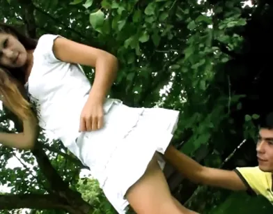 Заглянул подруге под короткое платье и соблазнил на секс под деревом