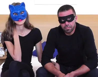 Семейная пара в масках на Вудман кастинге