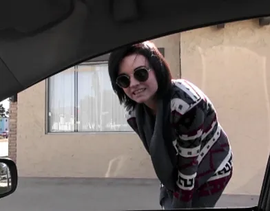 Таксист подцепил продажную американку на улице и поимел за деньги