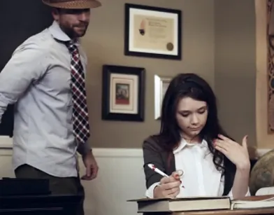 Небритый преподаватель колледжа трахает молодую студентку