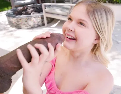 Молодая девушка работает с большим толстым и черным членом