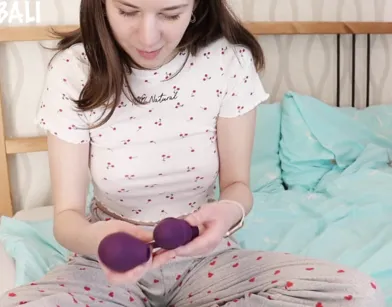 Русская девушка получила на ДР вибратор от брата и отблагодарила его сексом