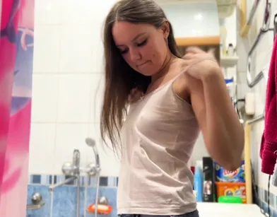 Милашка завела себя в ванной, а потом накинулась на член любимого