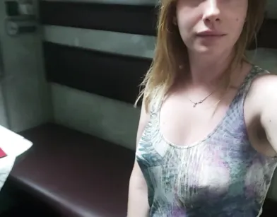 Перевозбужденная русская девушка мастурбирует в поезде и бурно кончает