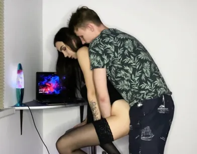 Сексуальная русская брюнетка в черных чулках отдалась похотливому парню