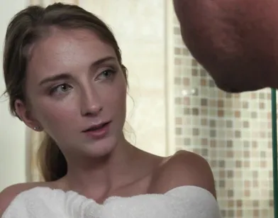 Худая девушка сквиртит в душе на большом члене сводного брата