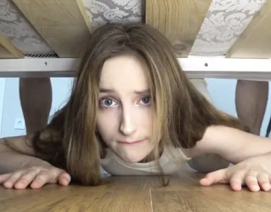 Застрявшая сводная сестра милашка получает сперму на попку