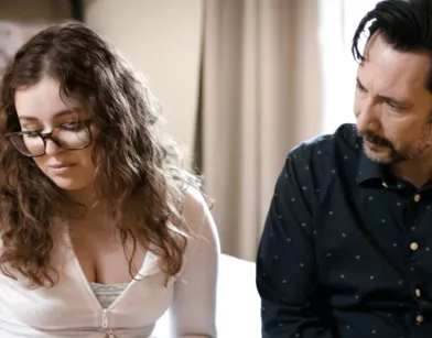 Студентка пытается соблазнить зрелого профессора на секс