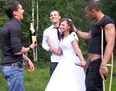 Муж с друзьями пустил по кругу молодую невесту