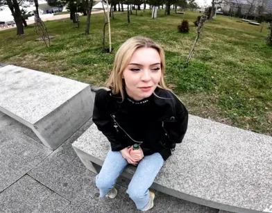 Познакомился с молодой девушкой, а она очень сильно любит секс!