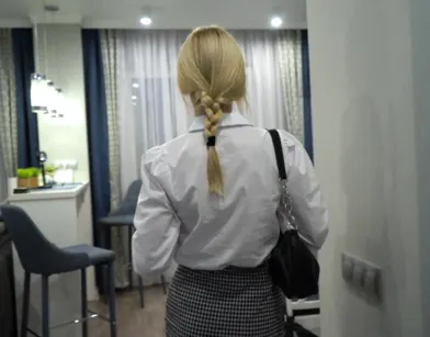 Приехала к своему другу поздно вечером