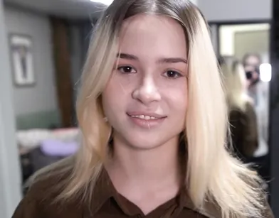 Риэлторша показывает клиенту новую квартиру