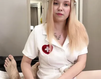 Красивая молодая медсестра с большими сиськами